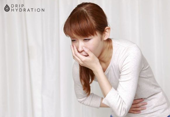 Các triệu chứng buồn nôn và nôn có thể làm người mắc không muốn uống thuốc hay uống nước