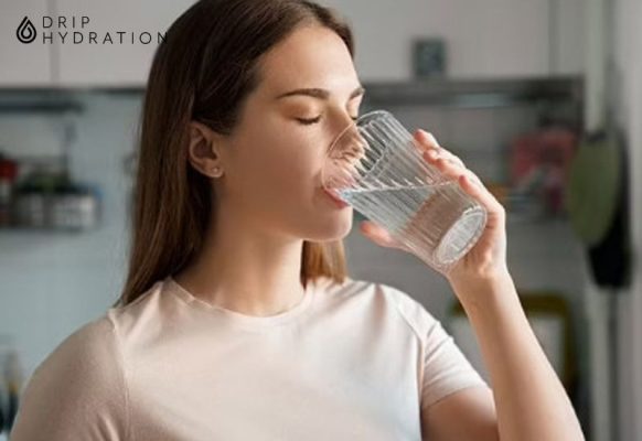 Uống nước rất quan trọng để chống mất nước nôn nao do rượu gây ra