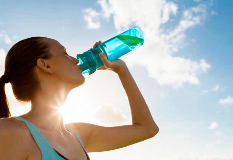 uống nước khi đi du lịch