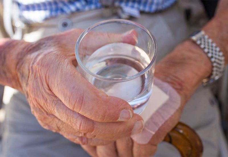 người già bị mất nước