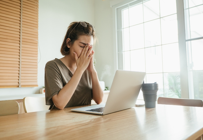 thức dậy sau đêm say rượu