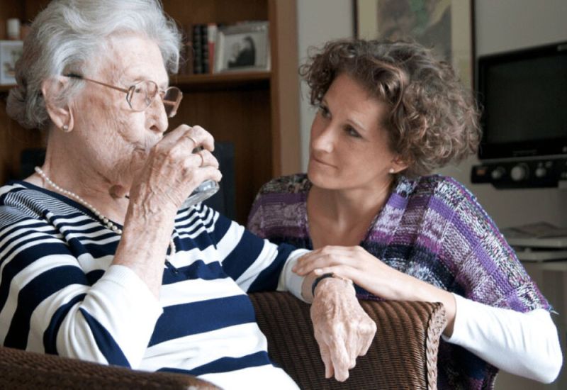 dấu hiệu mất nước ở người cao tuổi