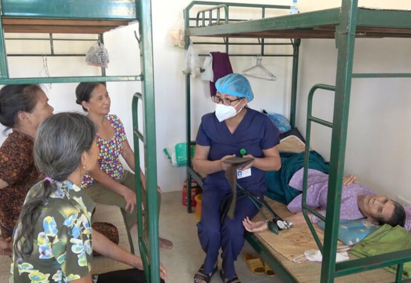 chăm sóc hồi phục sức khỏe cho người dân vùng lũ