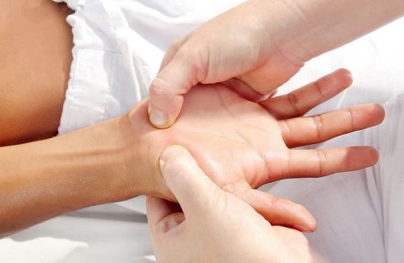Hướng dẫn thực hiện bấm huyệt giảm đau dạ dày tại nhà