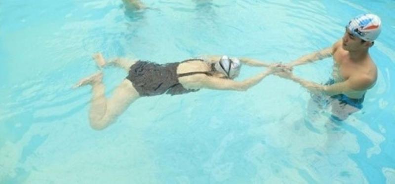 Khi bơi ếch, cơ chân và cơ ngực được vận động liên tục, giúp đốt calo vừa phải