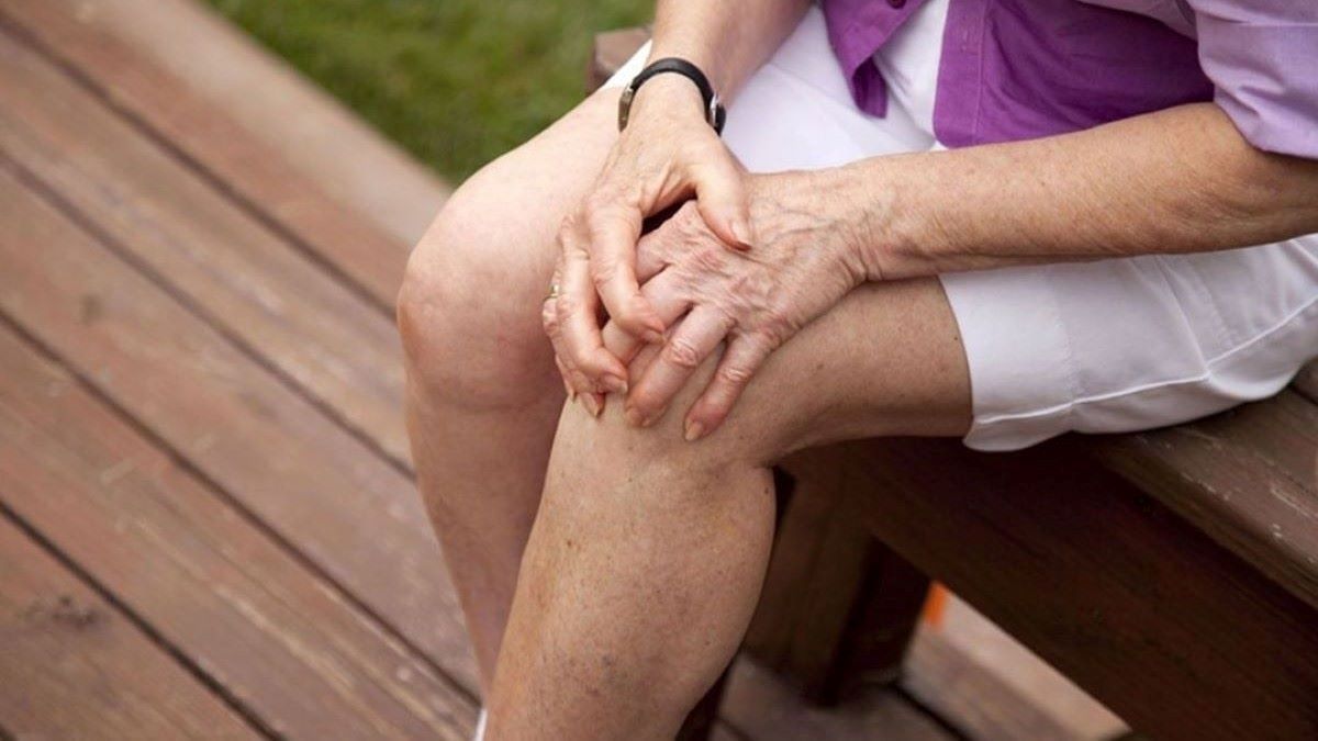 Bị loãng xương có nên đi bộ không