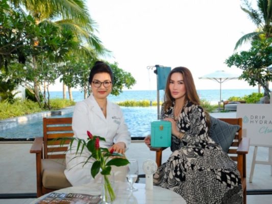 Khách hàng thân thiết - Tỷ phú Mỹ gốc Việt Mimi Morris (phải) và Thạc sĩ, Bác sĩ Đào Thị Mỹ Vân - Giám đốc chuyên môn phòng khám Drip Hydration Việt Nam 