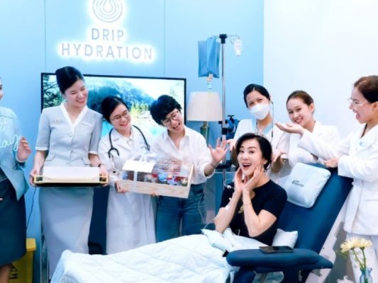 MC Nguyễn Cao Kỳ Duyên truyền vitamin tại Drip Hydration và sử dụng dịch vụ chăm sóc sức khỏe tại Việt Nam