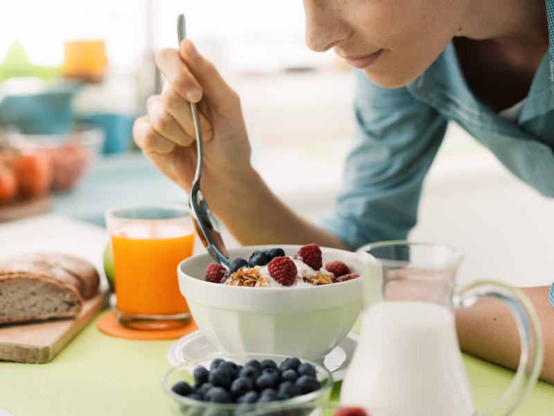 Người bị gan nhiễm mỡ nên ăn sáng trong vòng 1 giờ sau khi thức dậy