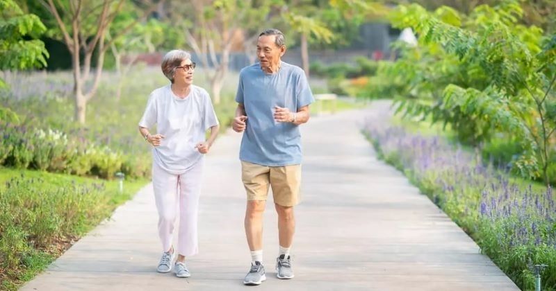 Nhiều người băn khoăn bị loãng xương có nên đi bộ không
