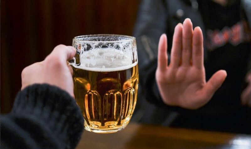 Rượu, bia, nicotine và caffeine là những yếu tố kích thích tim đập nhanh và mạnh hơn (Ảnh: Sưu tầm Internet)