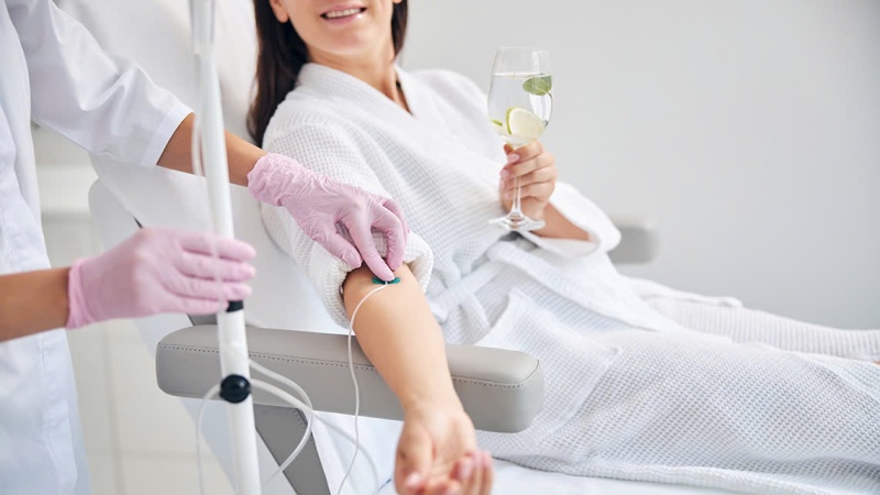 IV Therapy là phương pháp đưa vitamin và khoáng chất trực tiếp vào hệ tuần hoàn IV Therapy là phương pháp đưa vitamin và khoáng chất trực tiếp vào hệ tuần hoàn