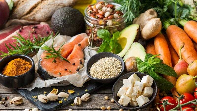 Chế độ dinh dưỡng thiếu hụt là nguyên nhân kinh nguyệt không đều sau sinh (Ảnh: Sưu tầm Internet)