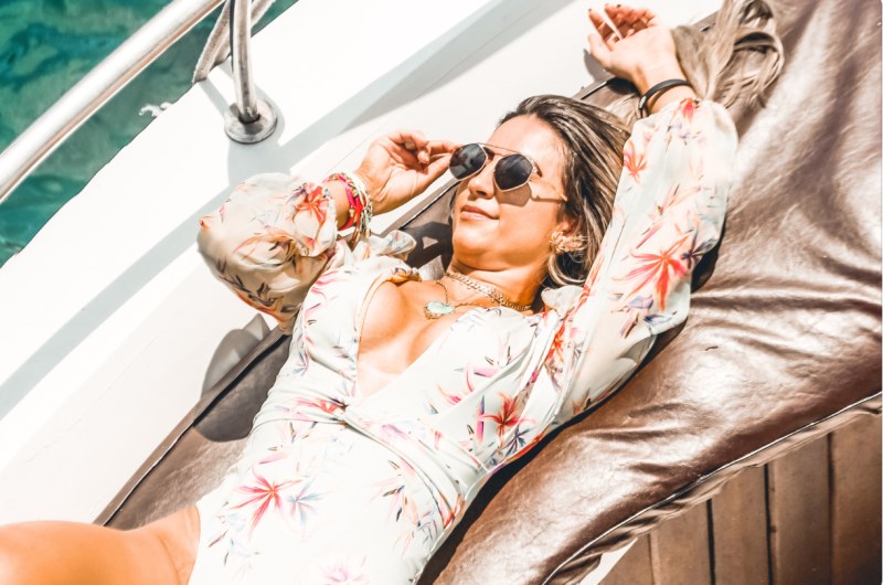 Tắm nắng có tác dụng gì là thắc mắc của nhiều người (Ảnh: Sưu tầm Internet)