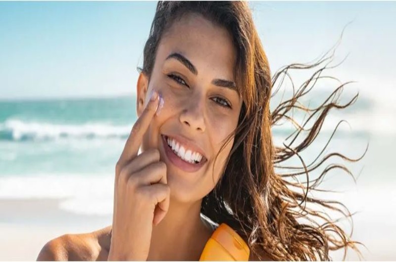 Sử dụng kem chống nắng và che chắn vật lý hàng ngày để hạn chế tình trạng tăng sắc tố melanin (Nguồn: Internet)