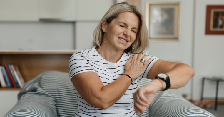 Mãn kinh đau nhức xương khớp: Dấu hiệu lão hóa sớm?