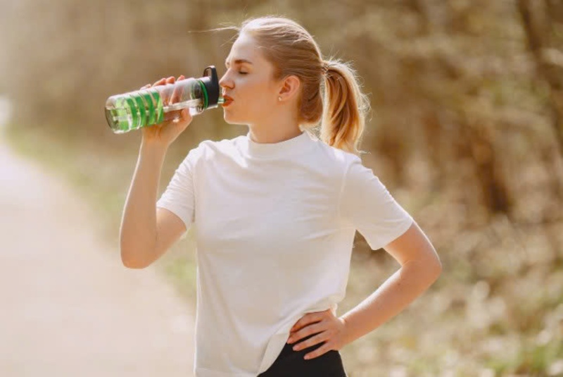 Giảm phơi nhiễm chì và duy trì lối sống lành mạnh giúp hỗ trợ đào thải tự nhiên (Ảnh: sưu tầm Internet)