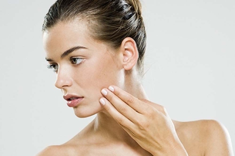 Skincare chỉ tác động bề mặt da, còn mụn, sạm và lão hóa lại bắt đầu từ tế bào và hormone bên trong (Nguồn: Internet)