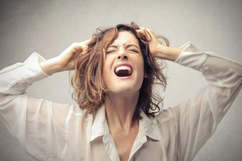 Tâm trạng thất thường, dễ cáu gắt có thể liên quan đến sự mất cân bằng serotonin và dopamine (Nguồn: Internet)