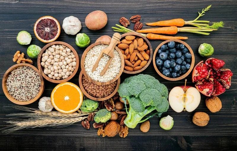 Ăn uống cân bằng ưu tiên rau xanh, trái cây, cá và các loại hạt hỗ trợ chăm sóc não (Nguồn: Internet)