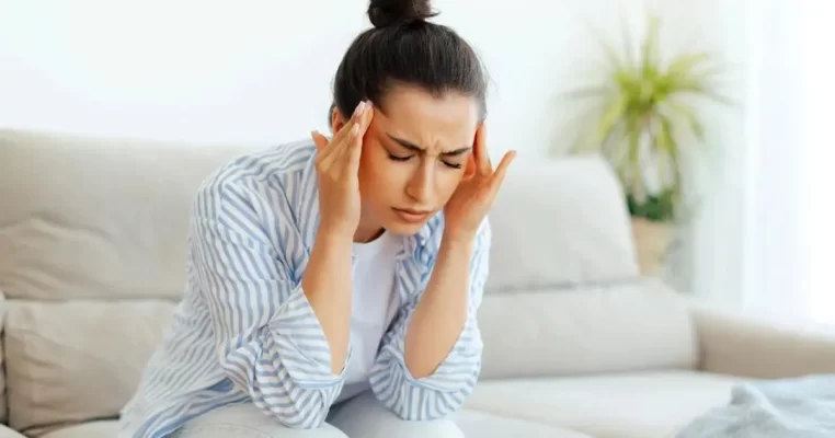 Đau đầu do căng thẳng: Thói quen nào gây nặng hơn?