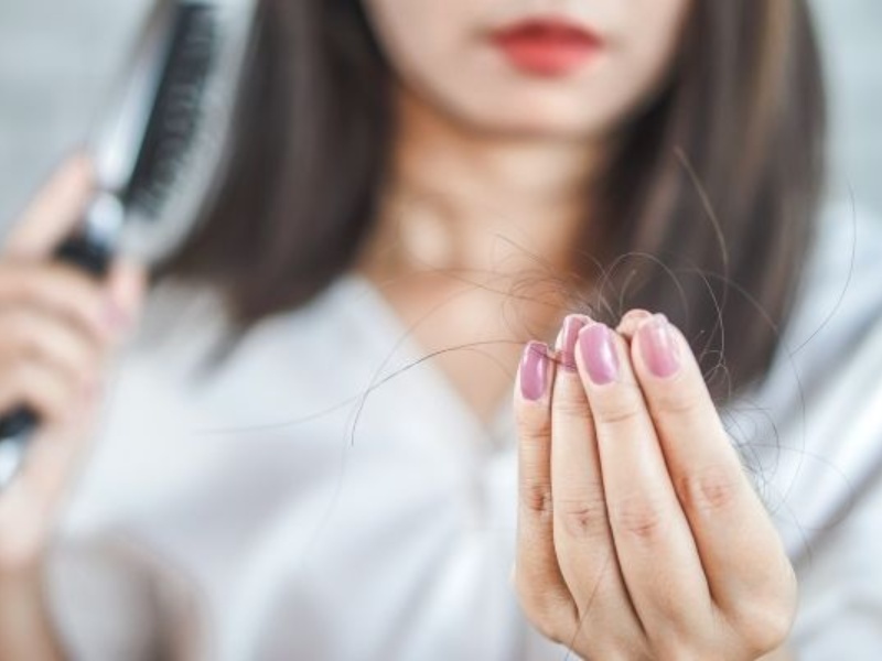 Biotin không trực tiếp ngăn chặn mà chỉ hỗ trợ giảm rụng tóc liên quan đến thiếu hụt vi chất dinh dưỡng (Nguồn: Internet)