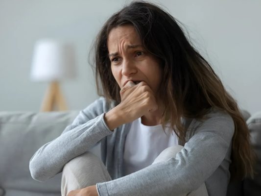 Tôi thường xuyên buồn chán, mệt mỏi và ngại giao tiếp. Đây có phải dấu hiệu bệnh lý không?