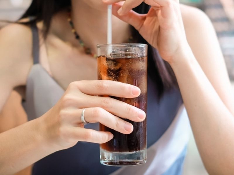 Nước tăng lực công nghiệp và đồ uống nhiều đường dễ khiến cơ thể mệt mỏi hơn (Nguồn: Internet)