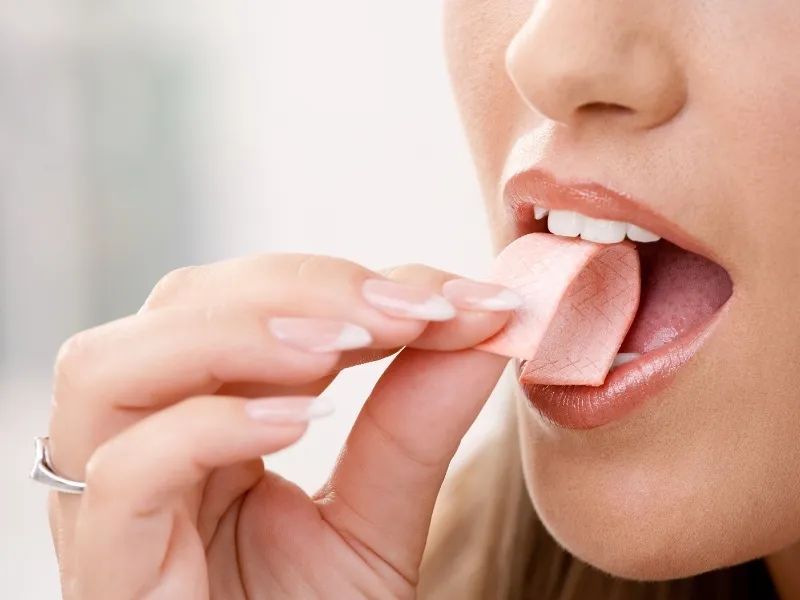Làm sao để hết buồn ngủ khi làm việc? Nhai kẹo cao su không đường là 1 trong những cách đơn giản để tỉnh táo (Nguồn: Internet)